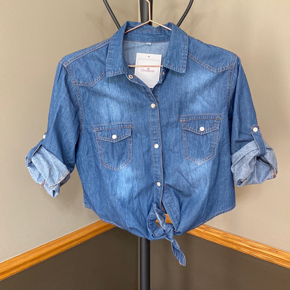 Cropped Pearl snap jean shirt that ties at the waist Size small